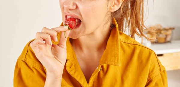 Mulher Comendo Morango Close Mão Boca Fundo Cozinha — Fotografia de Stock