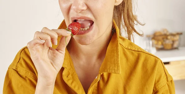 Mulher Comendo Morango Close Mão Boca Fundo Cozinha — Fotografia de Stock