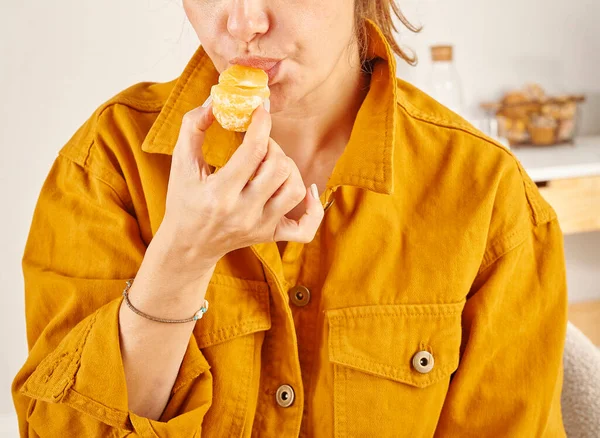 Γυναίκα Τρώει Μανταρίνι Κοντινό Πλάνο Χέρι Και Στόμα Ιστορικό Κουζίνας — Φωτογραφία Αρχείου