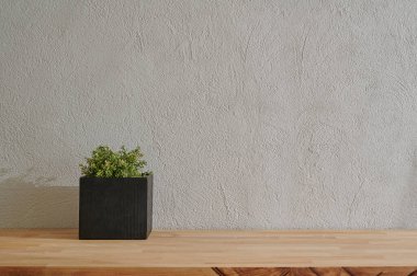 Gri taş duvarın önündeki vazo, ahşap masa tarzı..
