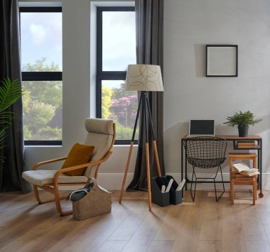 Dekoratif oda koltuğu, masa, dizüstü bilgisayar, vazo, lamba ve çerçeve gri duvarın önünde, kahverengi perde, parke iç tasarım, çalışan köşe.