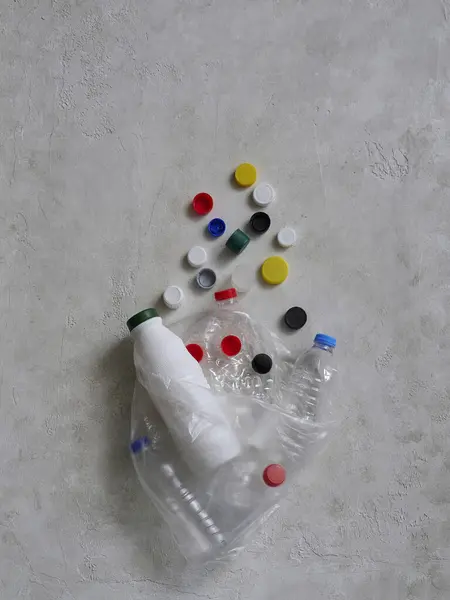 Bottiglie Tappi Plastica Sono Sul Tavolo Verde Concetto Riciclaggio Dei — Foto Stock