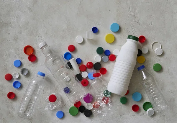 Πλαστικά Μπουκάλια Και Καπάκια Είναι Στο Πράσινο Τραπέζι Την Ανακύκλωση — Φωτογραφία Αρχείου