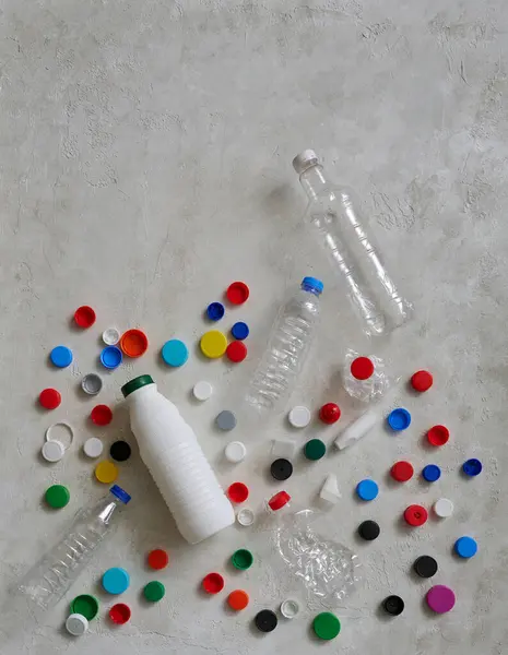Пластиковые Бутылки Крышки Зеленом Столе Утилизации Отходов Концепции — стоковое фото