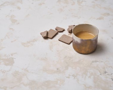 Seramik fincan, çikolata, gofret, mermer zemin.