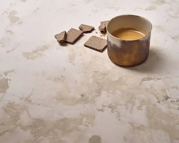 Dessert Wafer Dan Gelas Kopi Keramik Dengan Gaya Latar Belakang — Stok Foto