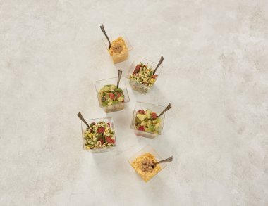 Patates ve havuç salatası, masa tarzı nişan yemeği sunumu, porsiyon..