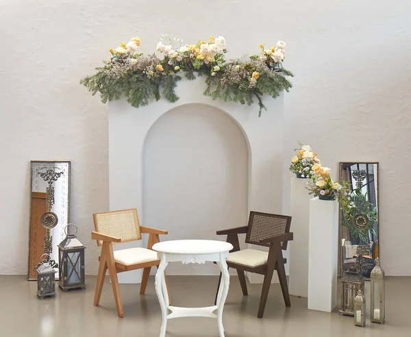 Nişan Organizasyonu Dekorasyon Sandalye Masa Odası Modern Çiçek Ayrıntıları — Stok fotoğraf