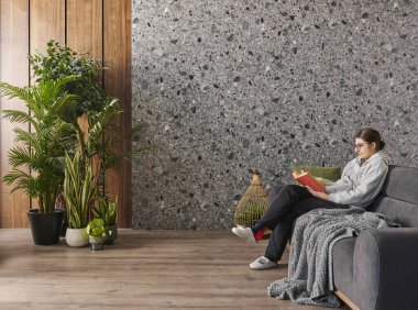 Dekoratif oda ve vazo konsepti, ahşap ve mermer duvar zemin, sandalye masası ve kanepe iç tasarımı. Kız kitap okuyor..