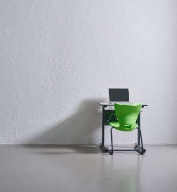 Gri taş duvar arka planı, okul masası, okulların açılması ve okul konsepti.