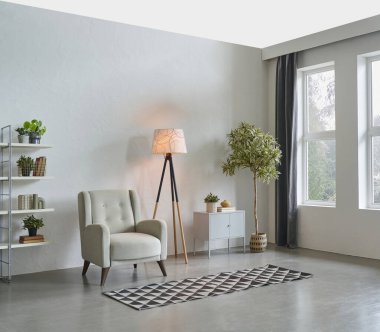 Gri taş duvar arkaplanı ve giyotin pencereler, kanepe, yastık, lamba ve bitki, kitap rafı, halı iç dekorasyonu yeşil vazo.