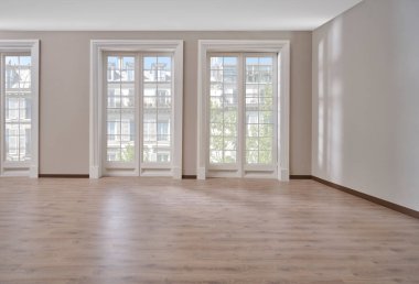 Boş oda, duvar, pencere, parke tarzı, iç konsept, mobilya kanepe halısı dekorasyonu alanı.