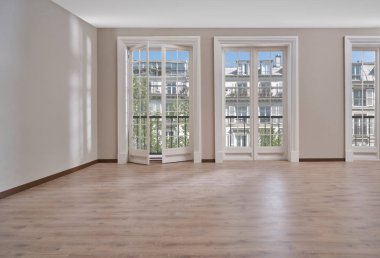 Boş oda, duvar, pencere, parke tarzı, iç konsept, mobilya kanepe halısı dekorasyonu alanı.