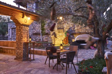 Modern taş ev ve dekoratif dış konsept, gece tarzı..