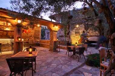 Modern taş ev ve dekoratif dış konsept, gece tarzı..