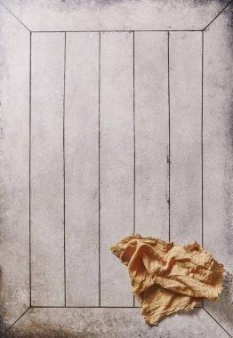 Peçete eski masanın üzerinde, yukarı ateş, tabak ve mutfak aletleri tarzı.