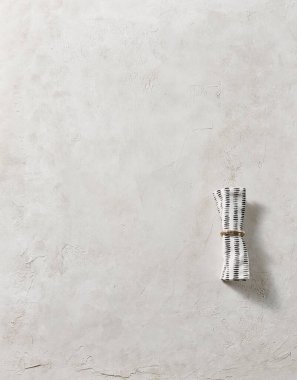 Peçete eski masanın üzerinde, yukarı ateş, tabak ve mutfak aletleri tarzı.