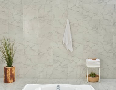 Banyo beyaz seramik lavabo ve stand stili, tahta ve çamaşır makinesiyle ayna görüntüsü.