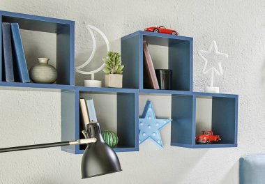 Kitap rafı, lamba, masa, kitap ve defter, çerçeve, gitar, yatak takımı ve ev aksesuarı, mimari dekorasyonlu gençlerin yatak odası konsepti.