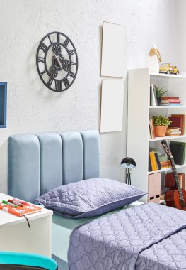 Kitap rafı, lamba, masa, kitap ve defter, çerçeve, gitar, yatak takımı ve ev aksesuarı, mimari dekorasyonlu gençlerin yatak odası konsepti.