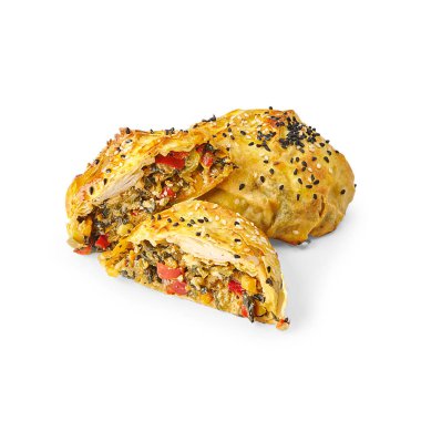 Hamur işi, peynir turtası, domates turtası izole edilmiş beyaz arka plan ve sebzeler.