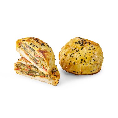 Hamur işi, peynir turtası, domates turtası izole edilmiş beyaz arka plan ve sebzeler.