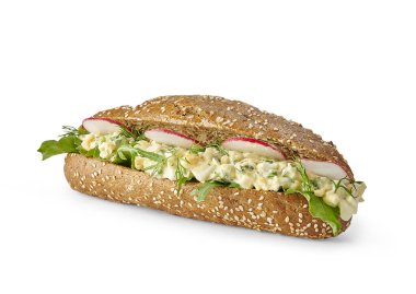 Beyaz masada izole edilmiş sandviç, peynir, marul, çeşitli sebzeler..