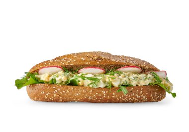 Beyaz masada izole edilmiş sandviç, peynir, marul, çeşitli sebzeler..