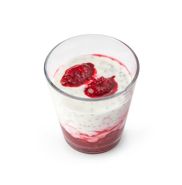 Meyveli puding fincanda ve izole edilmiş beyaz arka planda..