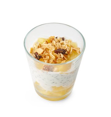 Meyveli puding fincanda ve izole edilmiş beyaz arka planda..
