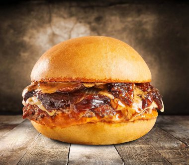 Hamburger ve çizburger ahşap ve yangın arka planı.