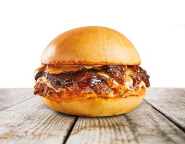 Hamburger ve çizburger ahşap ve yangın arka planı.