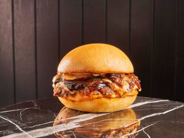 Hamburger ve çizburger mermer ve ahşap arka planda.