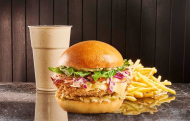 Hamburger ve çizburger menüsü, milkshake ile fast food tarzı..