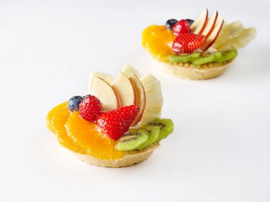 Meyve kremalı tatlı beyaz arka plan, izole.