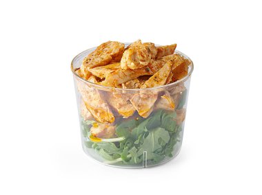 Yeşil salata ve tavuk kasede, beyaz arka plan izole.