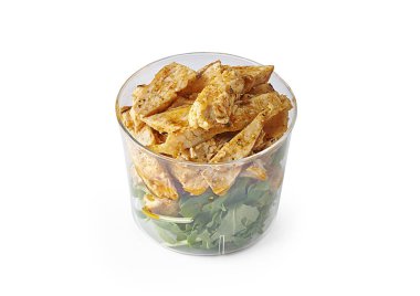 Yeşil salata ve tavuk kasede, beyaz arka plan izole.