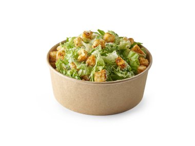 Kase stilinde yeşil salatalar, beyaz arka plan izole.