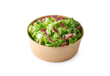 Kase stilinde yeşil salatalar, beyaz arka plan izole.