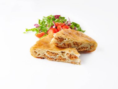 Hamur işi, peynir turtası, domates turtası izole edilmiş beyaz arka plan ve sebzeler.