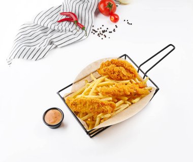 Kızarmış tavuk ve patates soslu ve bira arkaplanı izole edilmiş..