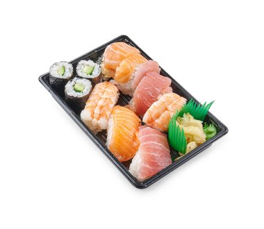 Suşi tabağı beyaz arkaplan ve izole.