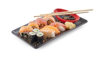 Suşi tabağı beyaz arkaplan ve izole.