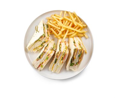 Kulüp sandviçi ve kızarmış cipsler beyaz masada izole edilmiş..