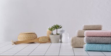 Beyaz masa üzerinde renkli havlu ve çamaşır yıkama tarzı, banyo konsepti, durgun hayat..