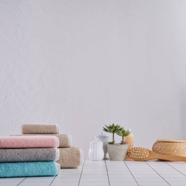 Beyaz masa üzerinde renkli havlu ve çamaşır yıkama tarzı, banyo konsepti, durgun hayat..