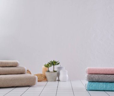 Beyaz masa üzerinde renkli havlu ve çamaşır yıkama tarzı, banyo konsepti, durgun hayat..