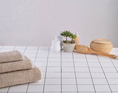 Beyaz masa üzerinde renkli havlu ve çamaşır yıkama tarzı, banyo konsepti, durgun hayat..