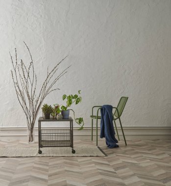 Gri desenli duvar arkaplanı ve parke zemin, bitki sehpası vazosu ve sandalye konsepti, iç mekan tarzı..