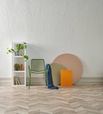 Gri duvar zemin parke odası ve renkli geometrik şekiller, sehpa, bitki ve sandalye konsepti.